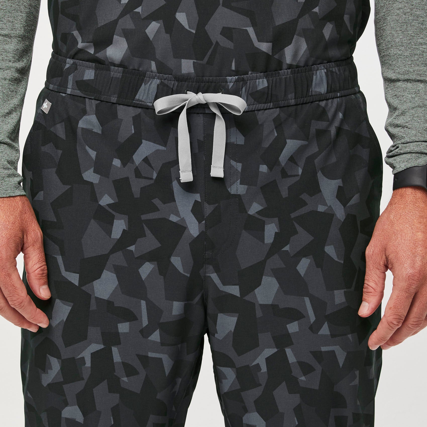 https://cdn.shopify.com/s/files/1/0139/8942/files/Q2_2023_06_BONSAI-CAMO_PRINTED-FREEX-TANSEN_M_COREY_33569.jpg?v=1692834671