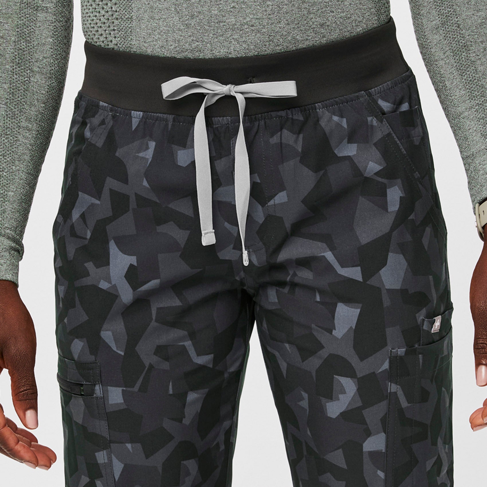 https://cdn.shopify.com/s/files/1/0139/8942/files/Q2_2023_06_BONSAI-CAMO_PRINTED-FREEX-YOLA_W_AWA_32652_dbc8a7f0-5f81-4cd2-a462-a30897f28985.jpg?v=1691615199