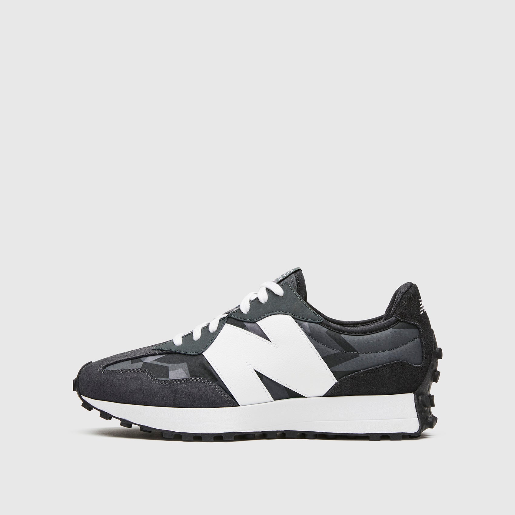 https://cdn.shopify.com/s/files/1/0139/8942/files/Q2_2023_06_CAMO_NB-327-SNEAKER_U_GHOST_26873.jpg?v=1693352050