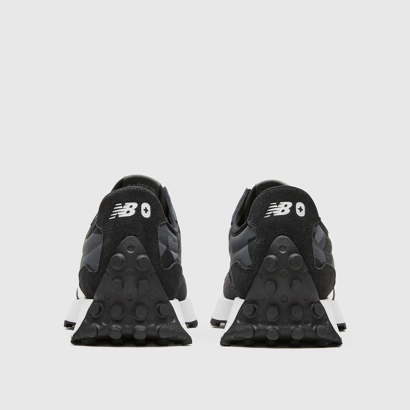 https://cdn.shopify.com/s/files/1/0139/8942/files/Q2_2023_06_CAMO_NB-327-SNEAKER_U_GHOST_26875.jpg?v=1693352050