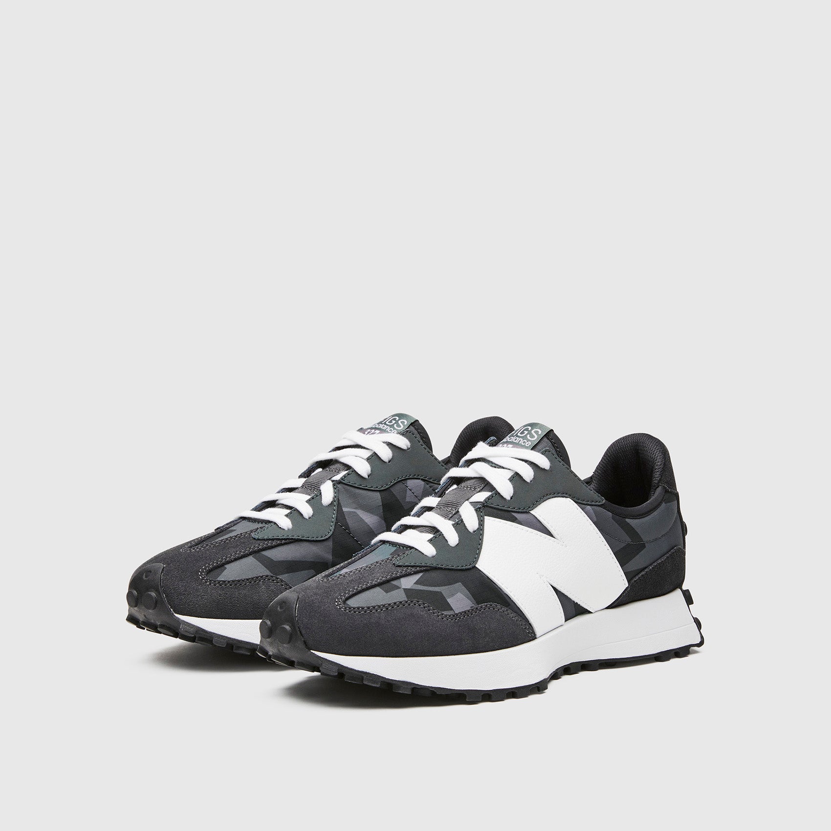 https://cdn.shopify.com/s/files/1/0139/8942/files/Q2_2023_06_CAMO_NB-327-SNEAKER_U_GHOST_26880.jpg?v=1693521008