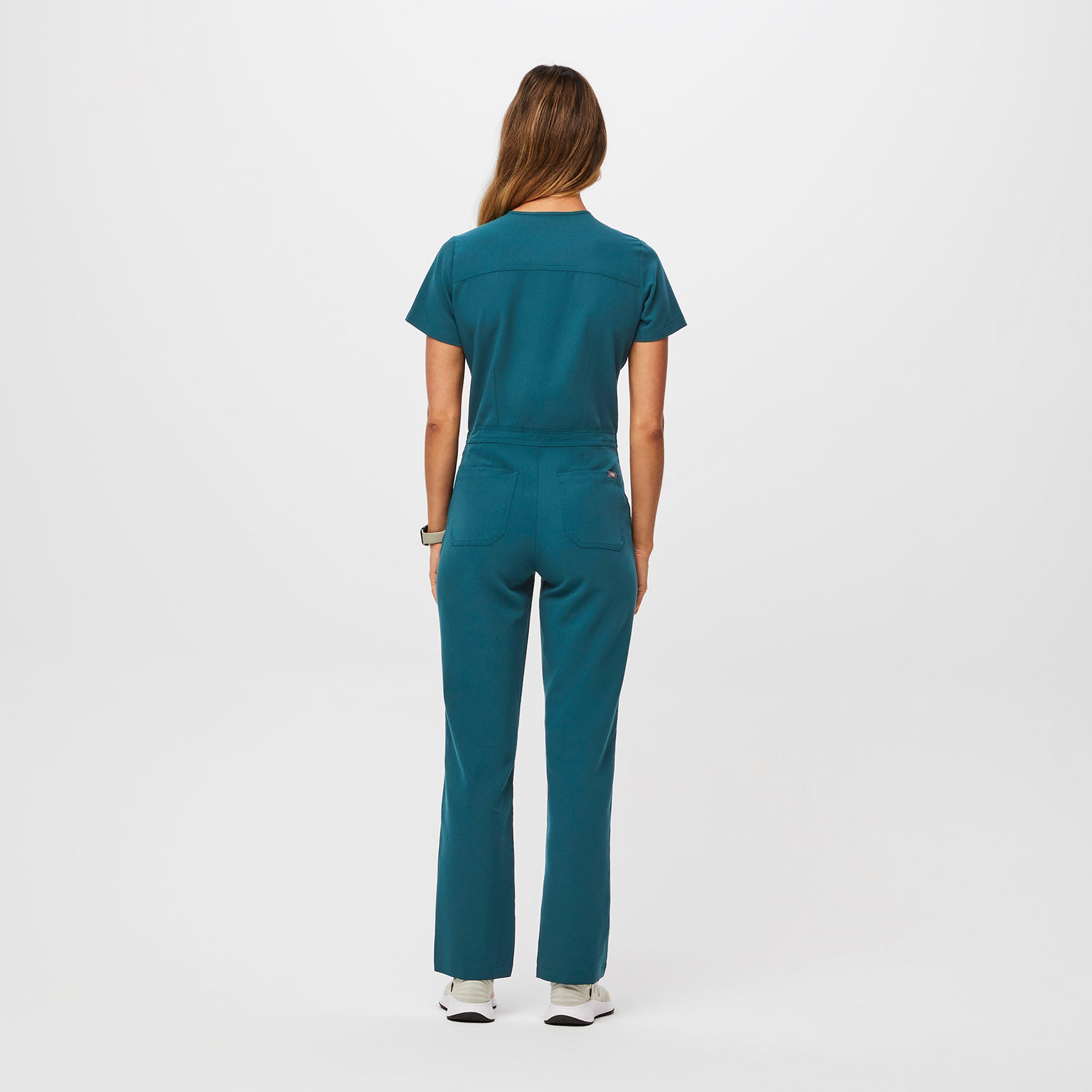 https://cdn.shopify.com/s/files/1/0139/8942/files/Q2_2023_06_CARIBBEAN-BLUE_CATARINA-SCRUBJUMPSUIT_W_MADI_35731.jpg?v=1689701251
