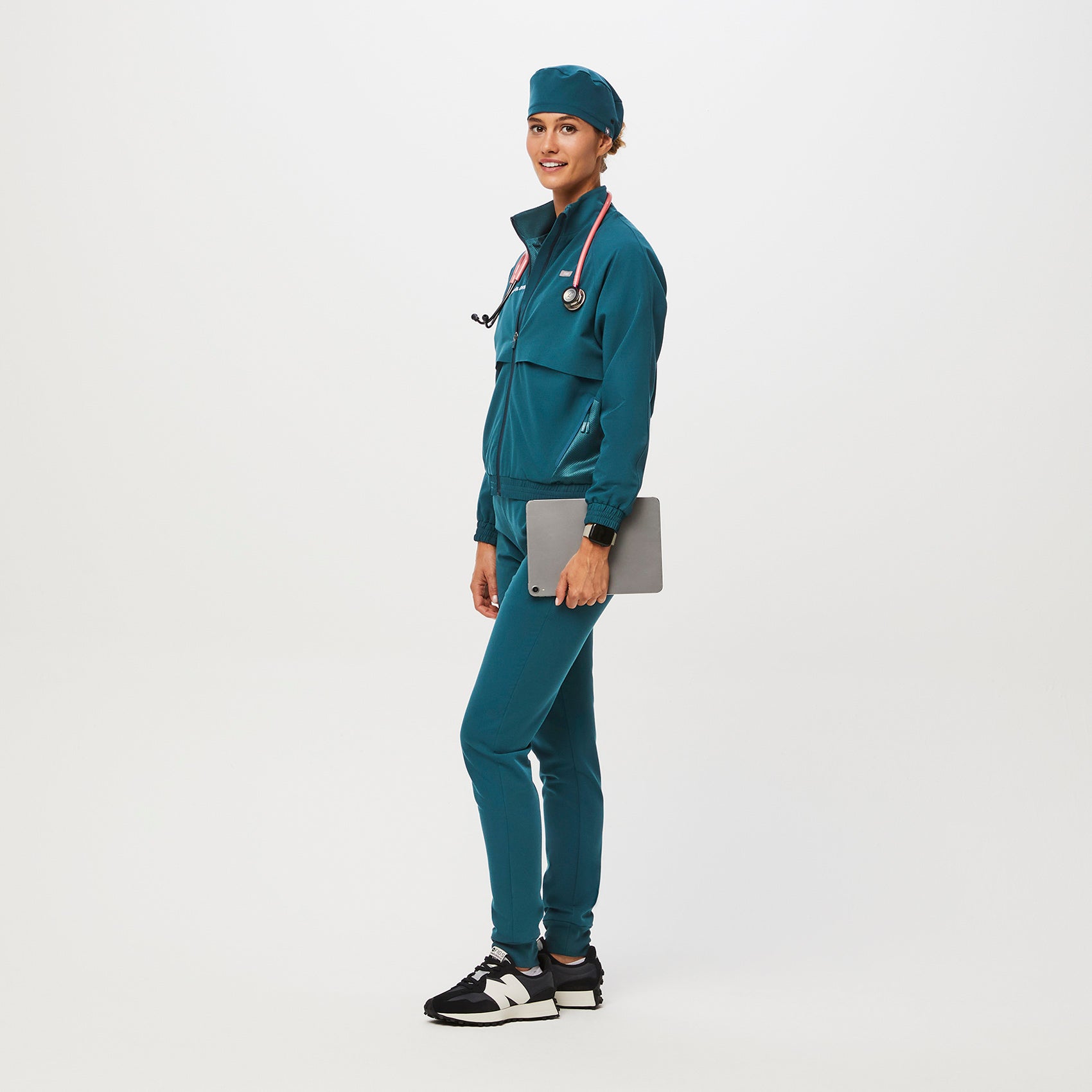 https://cdn.shopify.com/s/files/1/0139/8942/files/Q2_2023_06_CARIBBEAN-BLUE_SCRUB-CAP-BUTTONHOLES_U_MADI_37071.jpg?v=1689699580