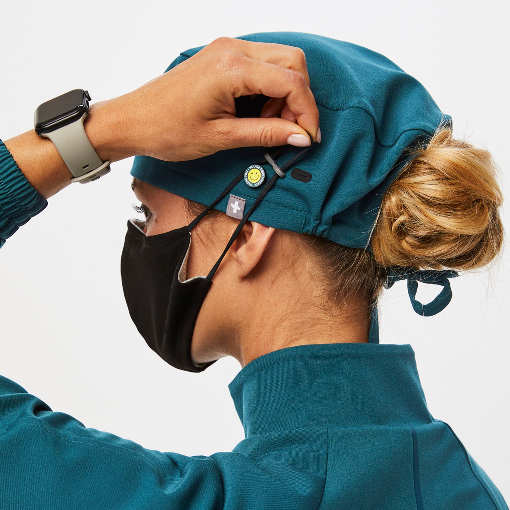 https://cdn.shopify.com/s/files/1/0139/8942/files/Q2_2023_06_CARIBBEAN-BLUE_SCRUB-CAP-BUTTONHOLES_U_MADI_37093.jpg?v=1689699580