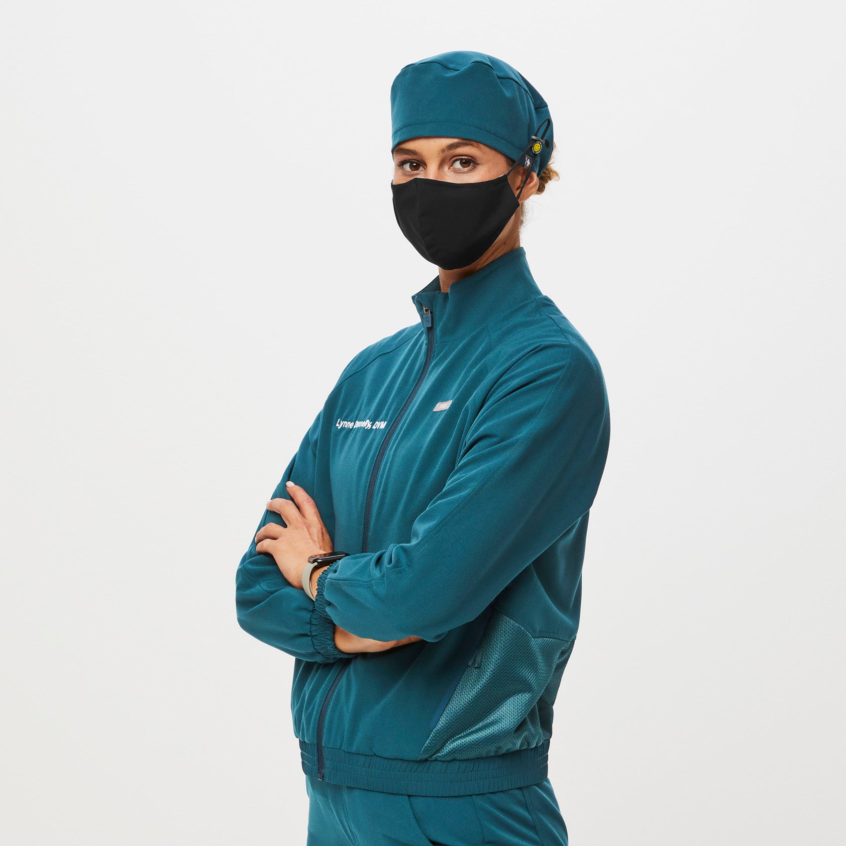 https://cdn.shopify.com/s/files/1/0139/8942/files/Q2_2023_06_CARIBBEAN-BLUE_SCRUB-CAP-BUTTONHOLES_U_MADI_37098.jpg?v=1689699580