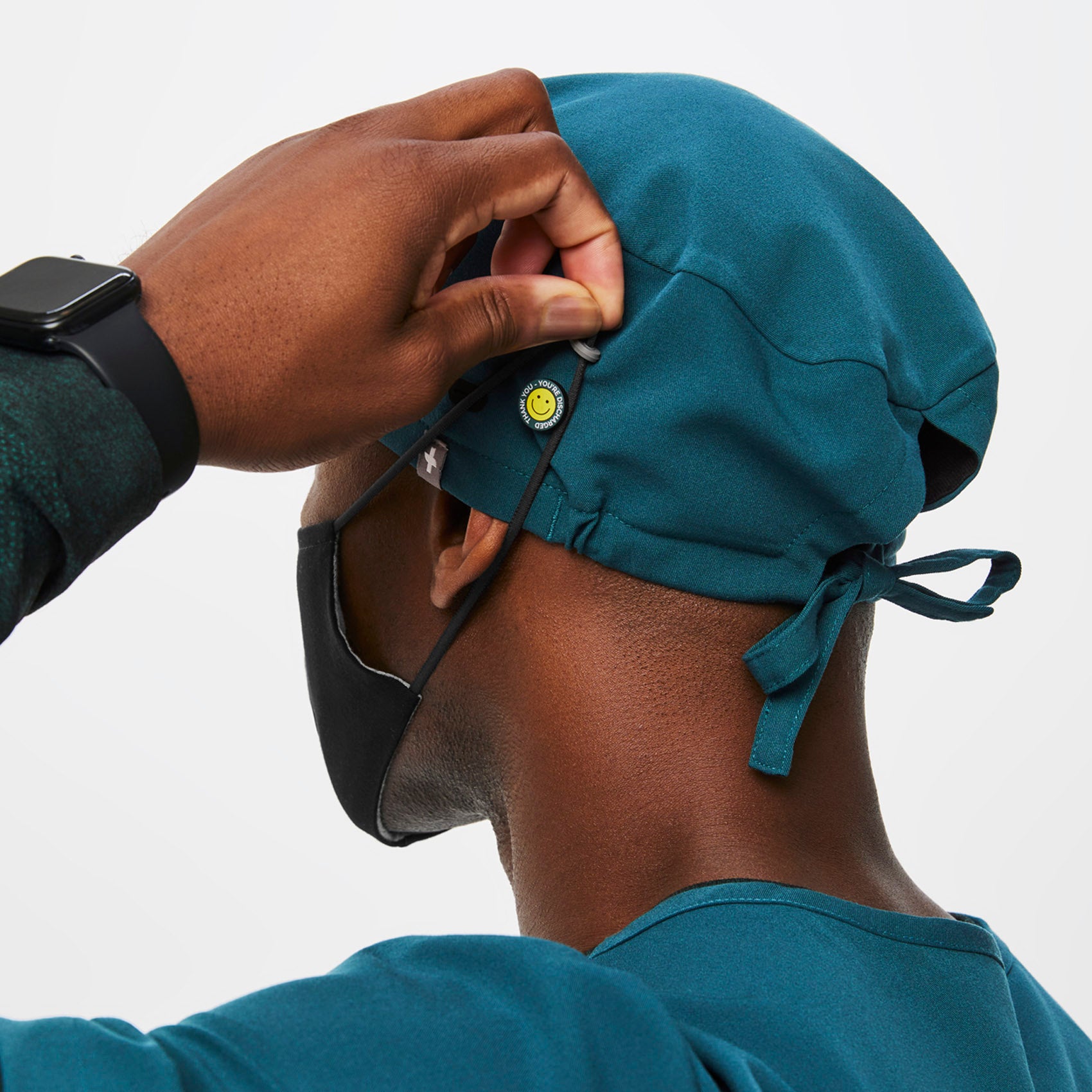 https://cdn.shopify.com/s/files/1/0139/8942/files/Q2_2023_06_CARIBBEAN-BLUE_SCRUB-CAP-BUTTONHOLES_U_TERRANCE_35961.jpg?v=1689699580
