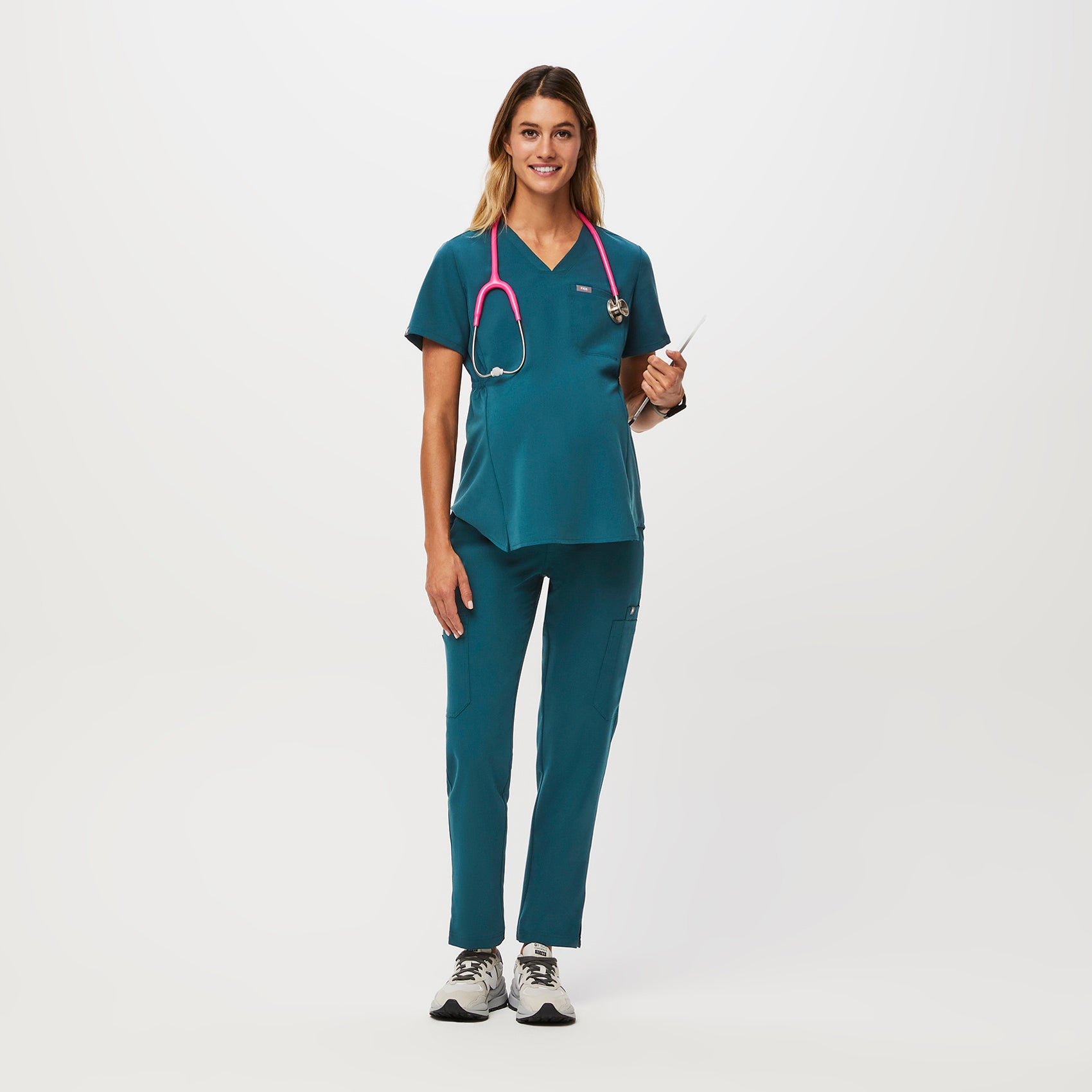 https://cdn.shopify.com/s/files/1/0139/8942/files/Q2_2023_06_CARIBBEAN-BLUE_YOLA-MATERNITY-SLIM_W_MADI_35633_c2b06ec4-3389-4750-9877-e6faf2a2e696.jpg?v=1689969033