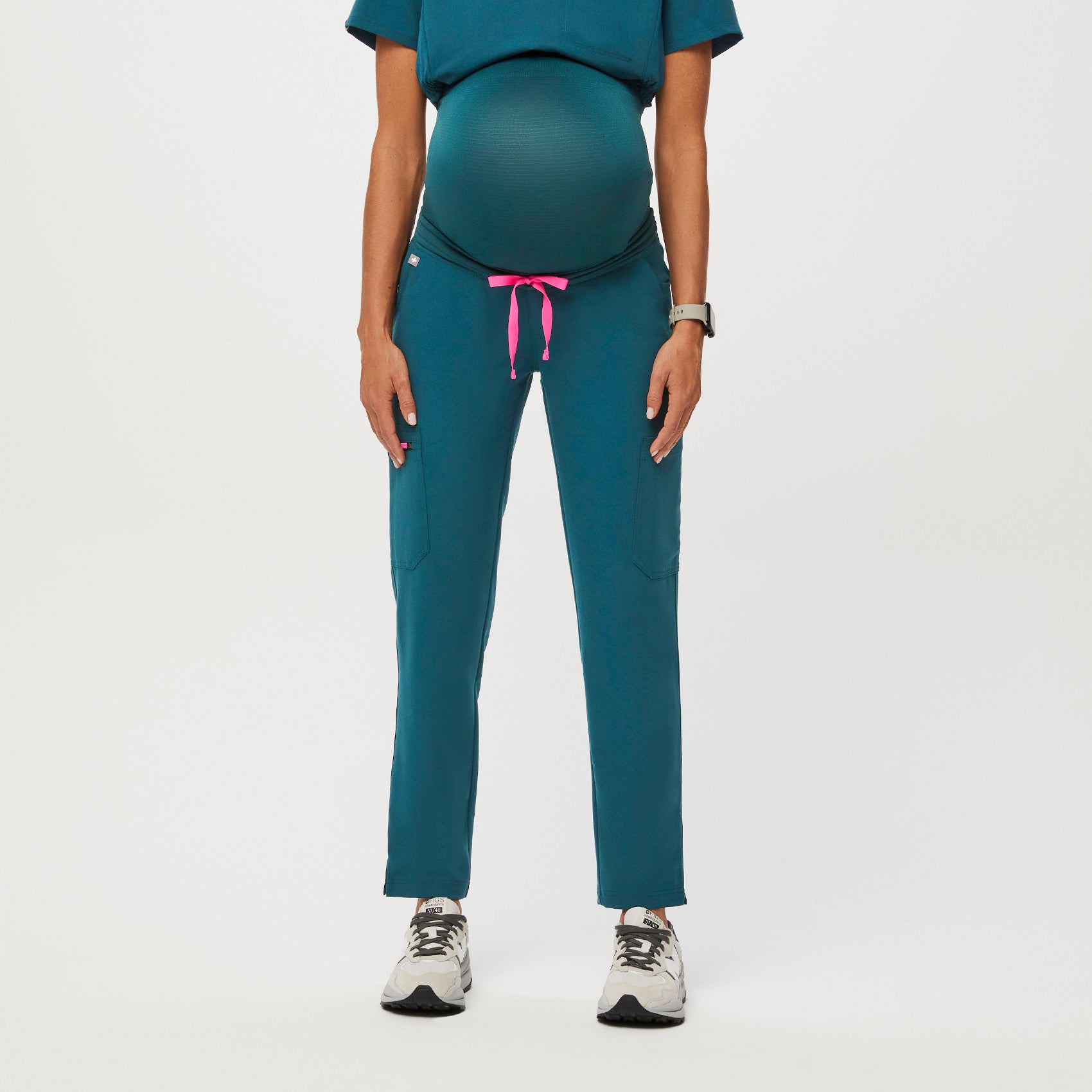https://cdn.shopify.com/s/files/1/0139/8942/files/Q2_2023_06_CARIBBEAN-BLUE_YOLA-MATERNITY-SLIM_W_MADI_35651_dee9fa1f-121e-4762-ae46-663ac665e4b3.jpg?v=1689969033