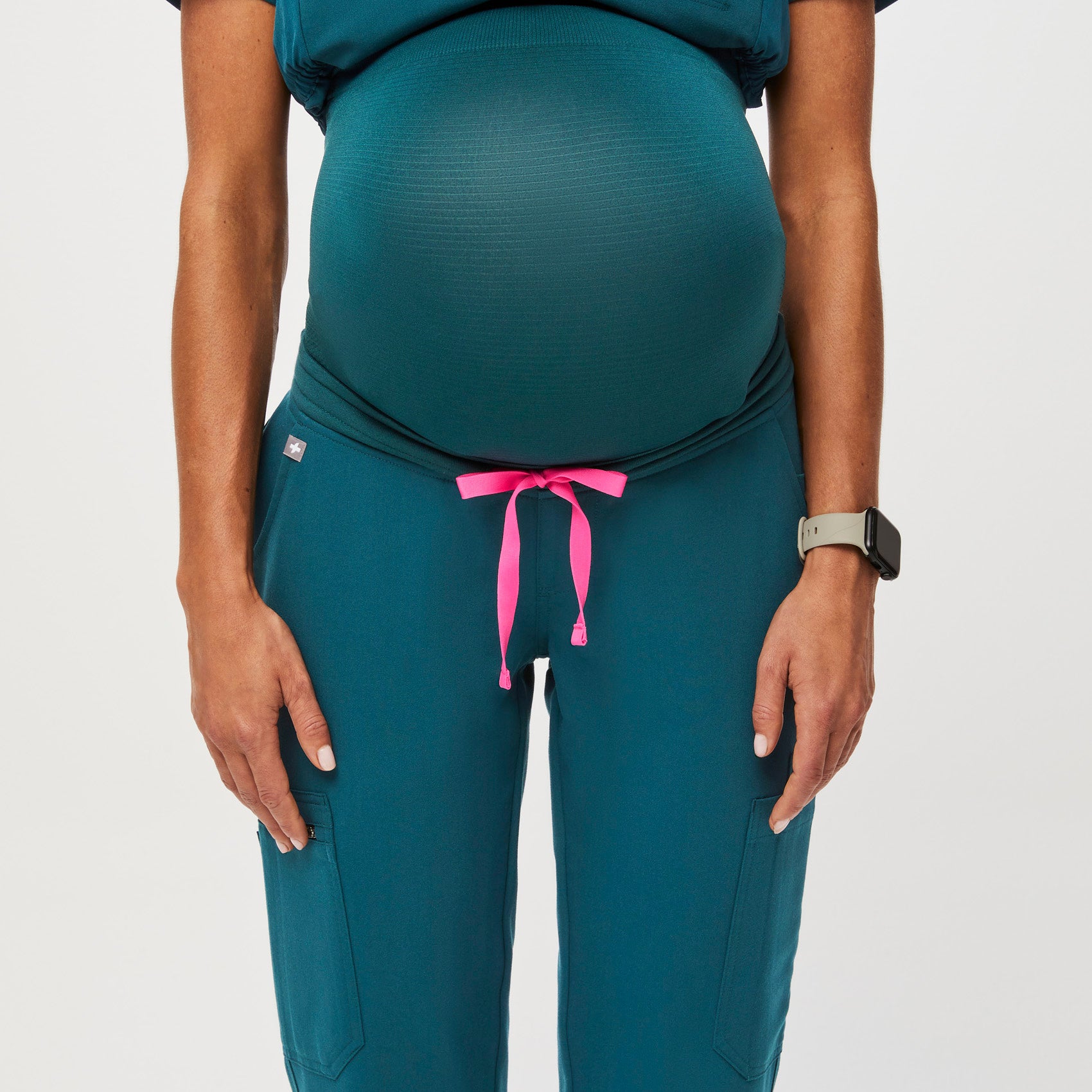 https://cdn.shopify.com/s/files/1/0139/8942/files/Q2_2023_06_CARIBBEAN-BLUE_YOLA-MATERNITY-SLIM_W_MADI_35654_40c6dc40-1de9-468f-b65d-d4ee0400d100.jpg?v=1689969033