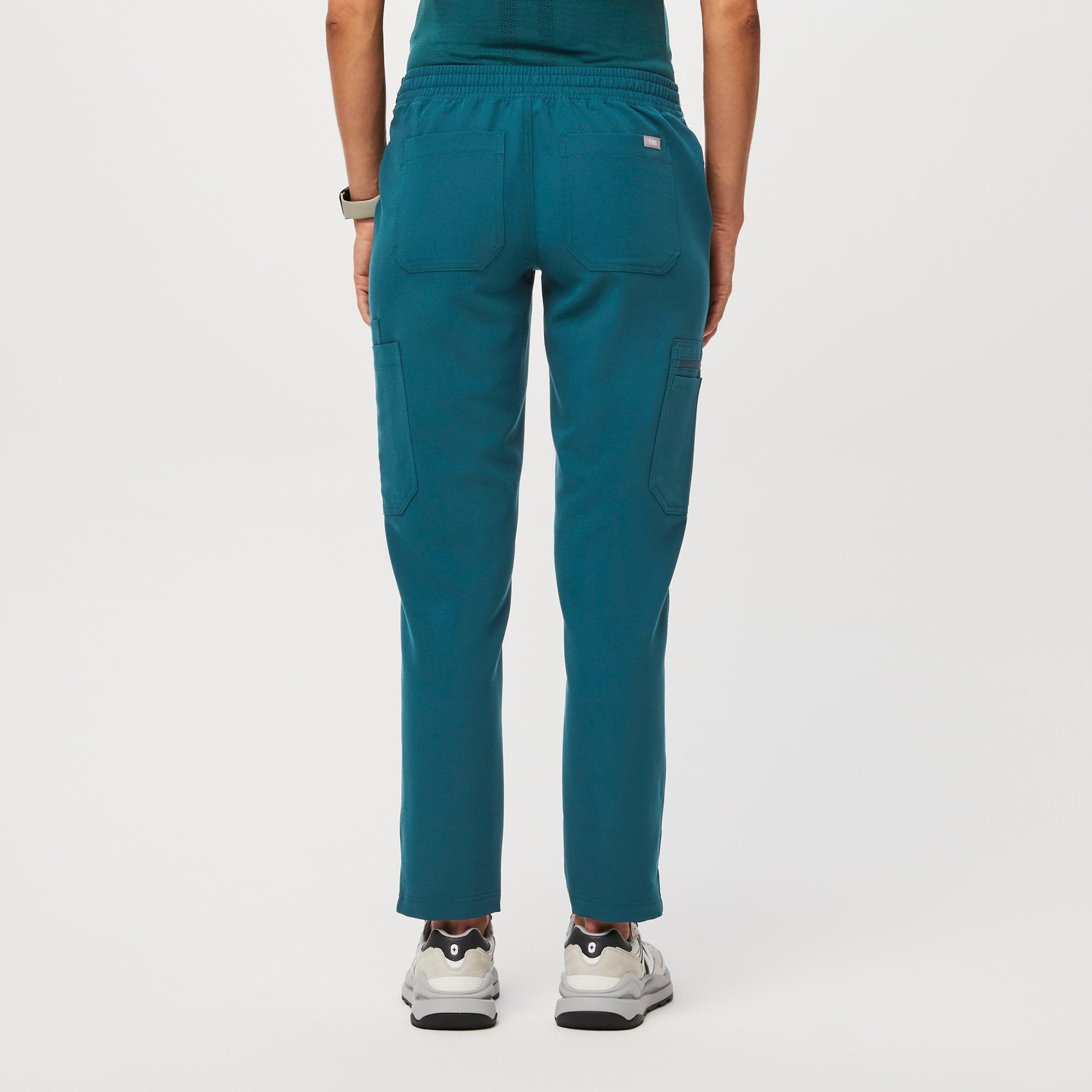 https://cdn.shopify.com/s/files/1/0139/8942/files/Q2_2023_06_CARIBBEAN-BLUE_YOLA-MATERNITY-SLIM_W_MADI_35675_c534b1f4-c53a-4fbc-91dc-27a4c2df581f.jpg?v=1689969033