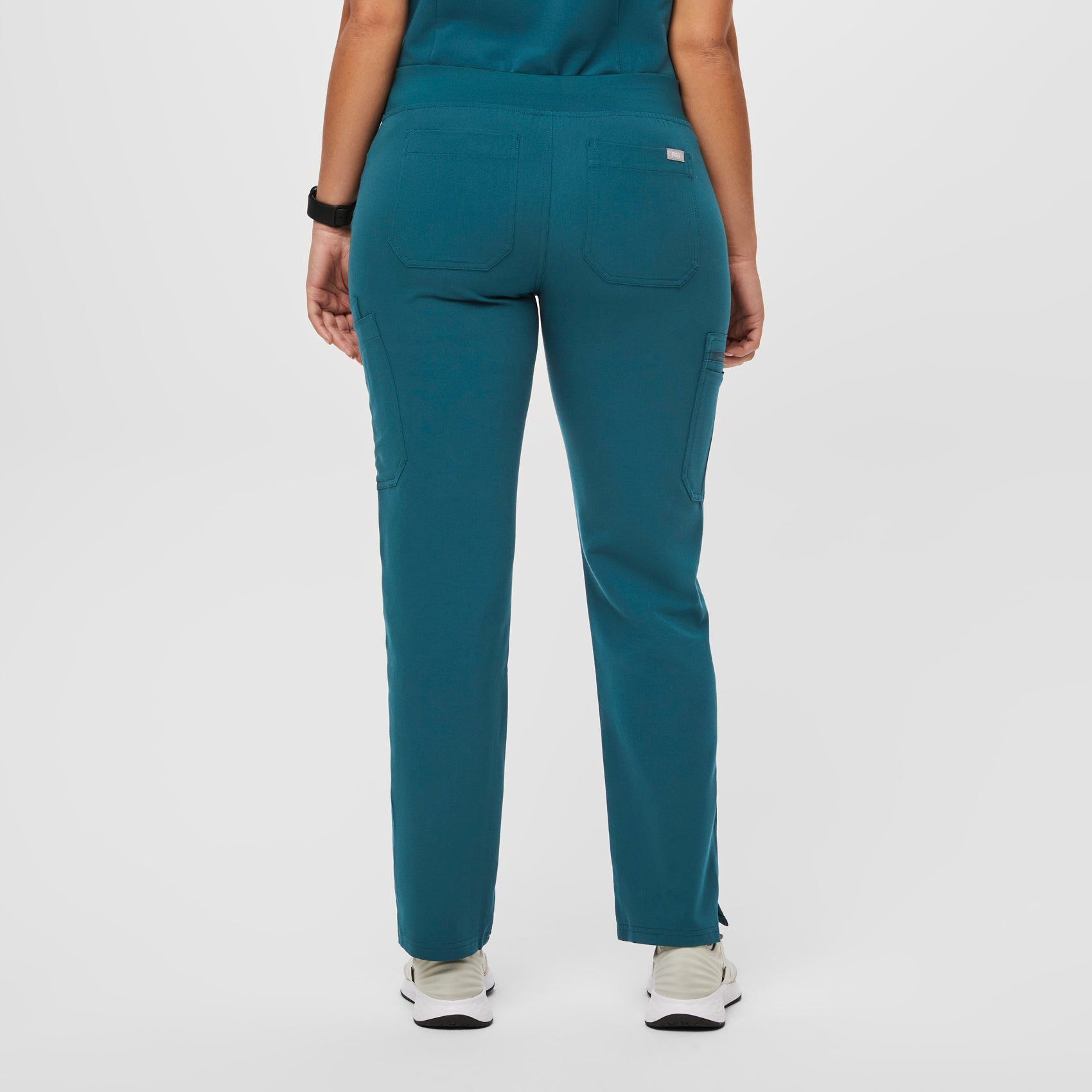 https://cdn.shopify.com/s/files/1/0139/8942/files/Q2_2023_06_CARIBBEAN-BLUE_YOLA_W_SALOME_28183_de2cfdbb-8500-4095-bf9e-1fb2df4d84c9.jpg?v=1689899875