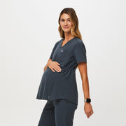 https://cdn.shopify.com/s/files/1/0139/8942/files/Q2_2023_06_DARK-HARBOR_OCTAVIA-MATERNITY-TOP_W_MADI_35541.jpg?v=1711490207