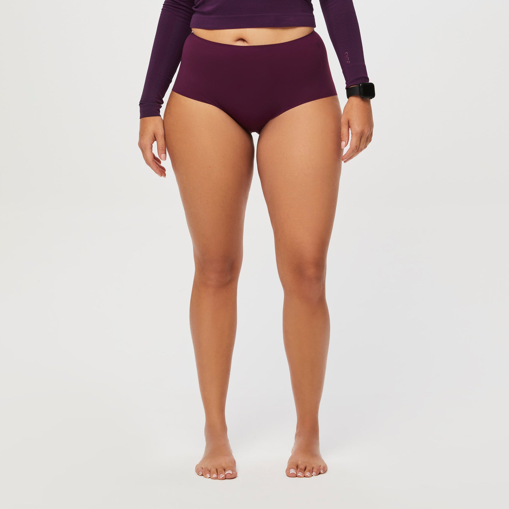 https://cdn.shopify.com/s/files/1/0139/8942/files/Q2_2023_06_DEEP-PURPLE_HIPSTER-UNDERSCRUB_W_SALOME_28604.jpg?v=1690225970