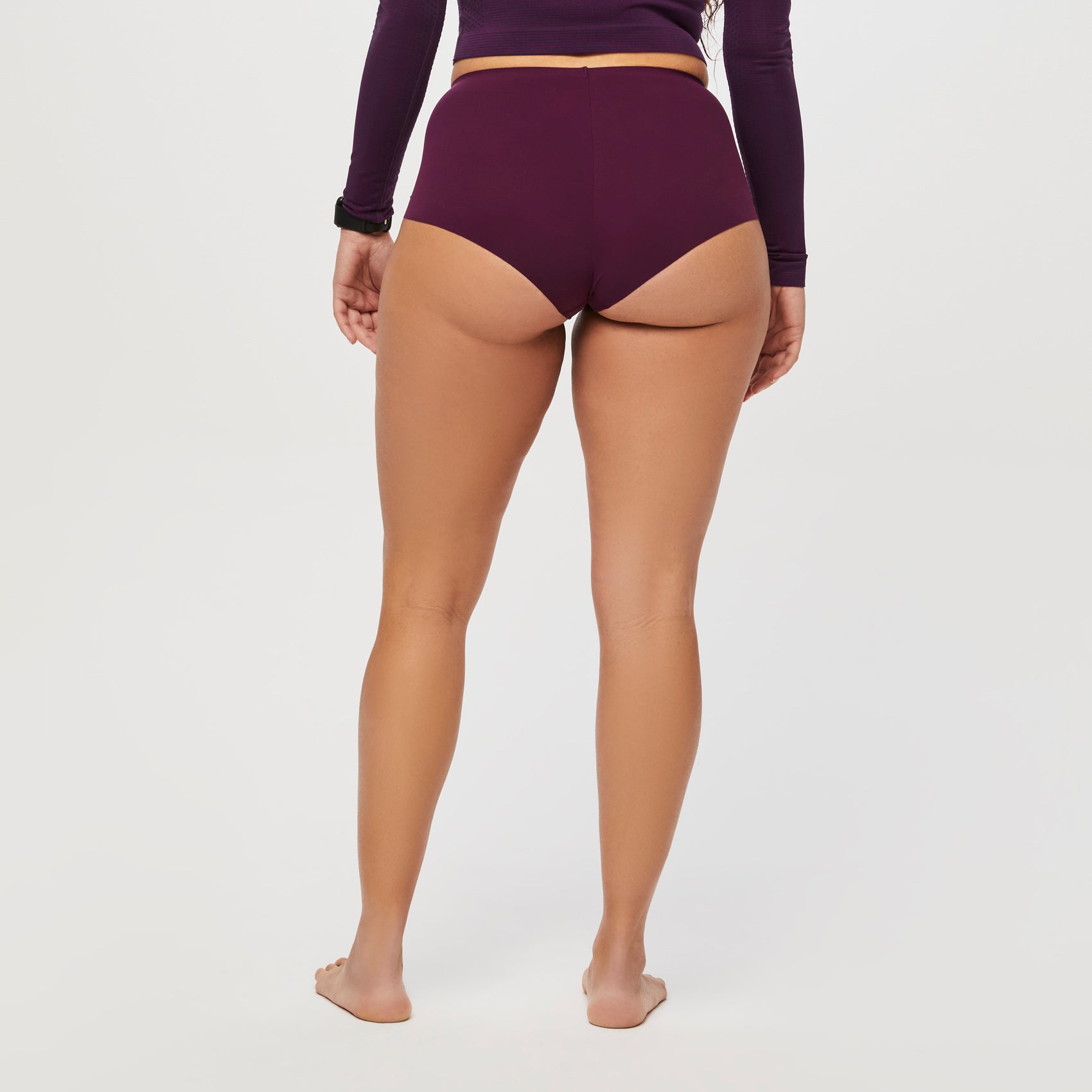 https://cdn.shopify.com/s/files/1/0139/8942/files/Q2_2023_06_DEEP-PURPLE_HIPSTER-UNDERSCRUB_W_SALOME_28610.jpg?v=1690225998