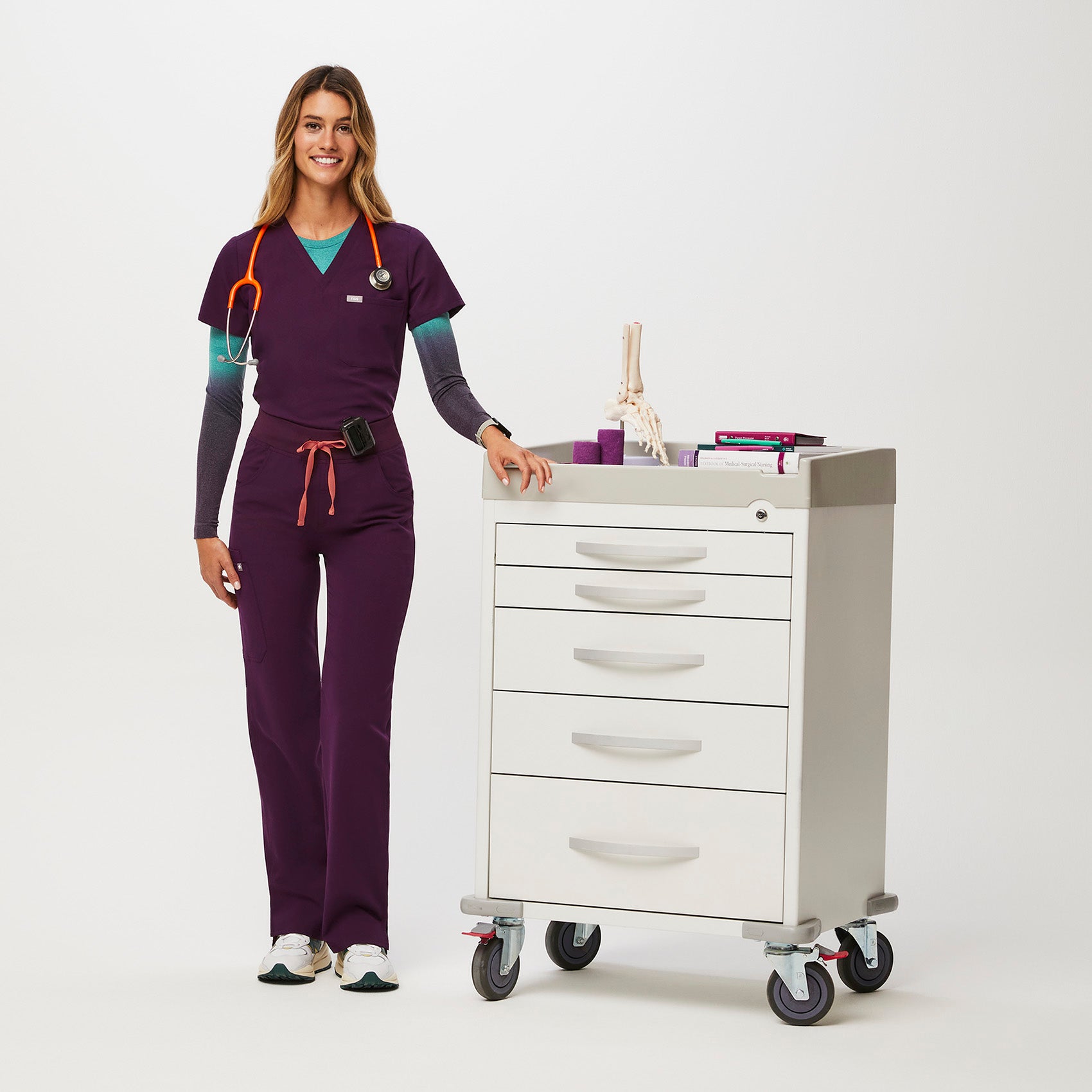 https://cdn.shopify.com/s/files/1/0139/8942/files/Q2_2023_06_DEEP-PURPLE_HW-KADE_W_MADI_36294.jpg?v=1690233722