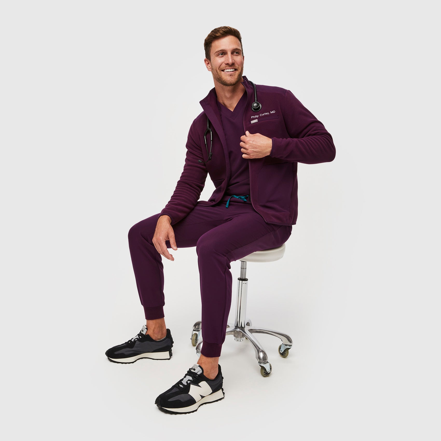 https://cdn.shopify.com/s/files/1/0139/8942/files/Q2_2023_06_DEEP-PURPLE_OS-PERFORMANCE-FLEECE-JACKET_M_COREY_34434.jpg?v=1690220517