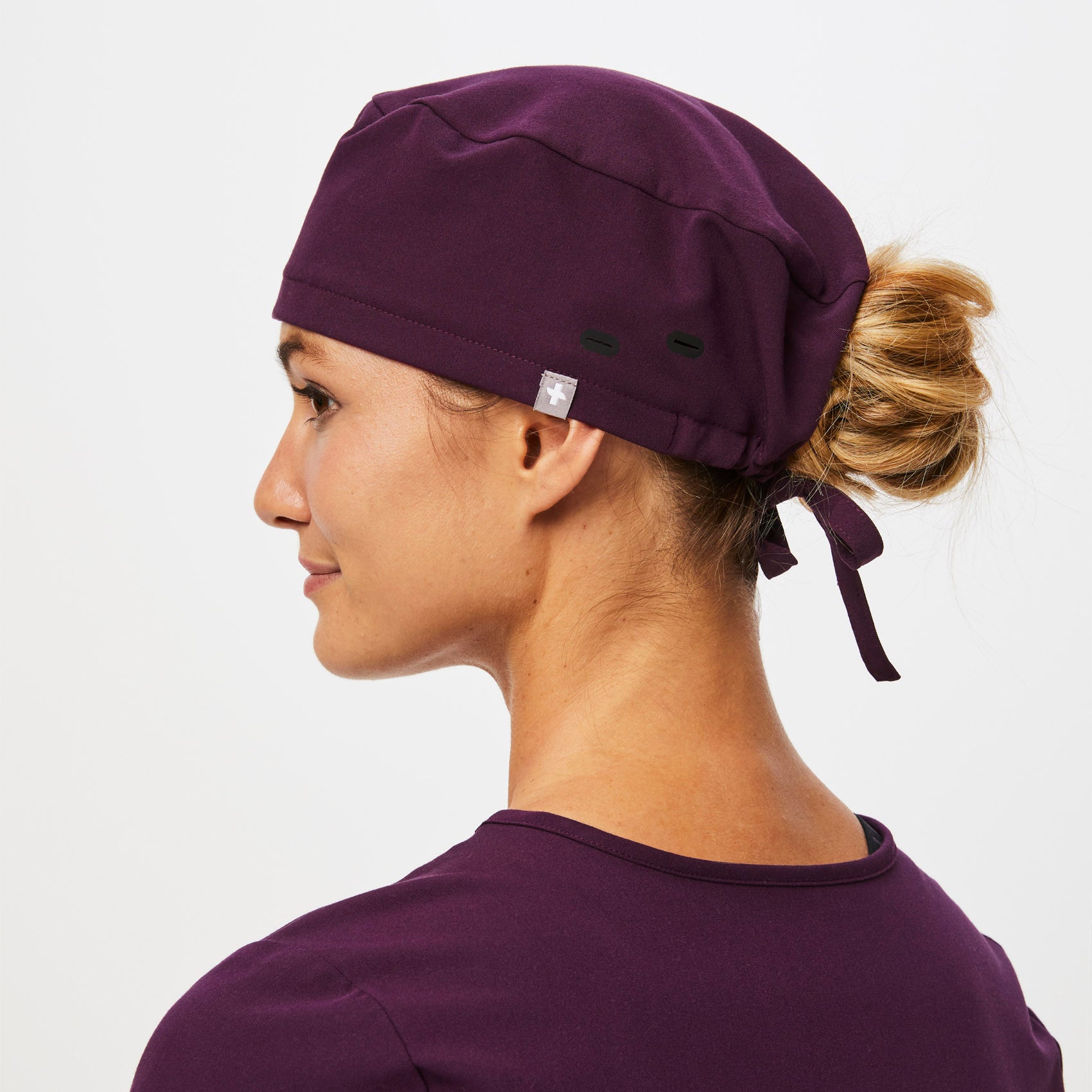 https://cdn.shopify.com/s/files/1/0139/8942/files/Q2_2023_06_DEEP-PURPLE_SCRUB-CAP-BUTTONHOLES_U_MADI_37016.jpg?v=1690222091