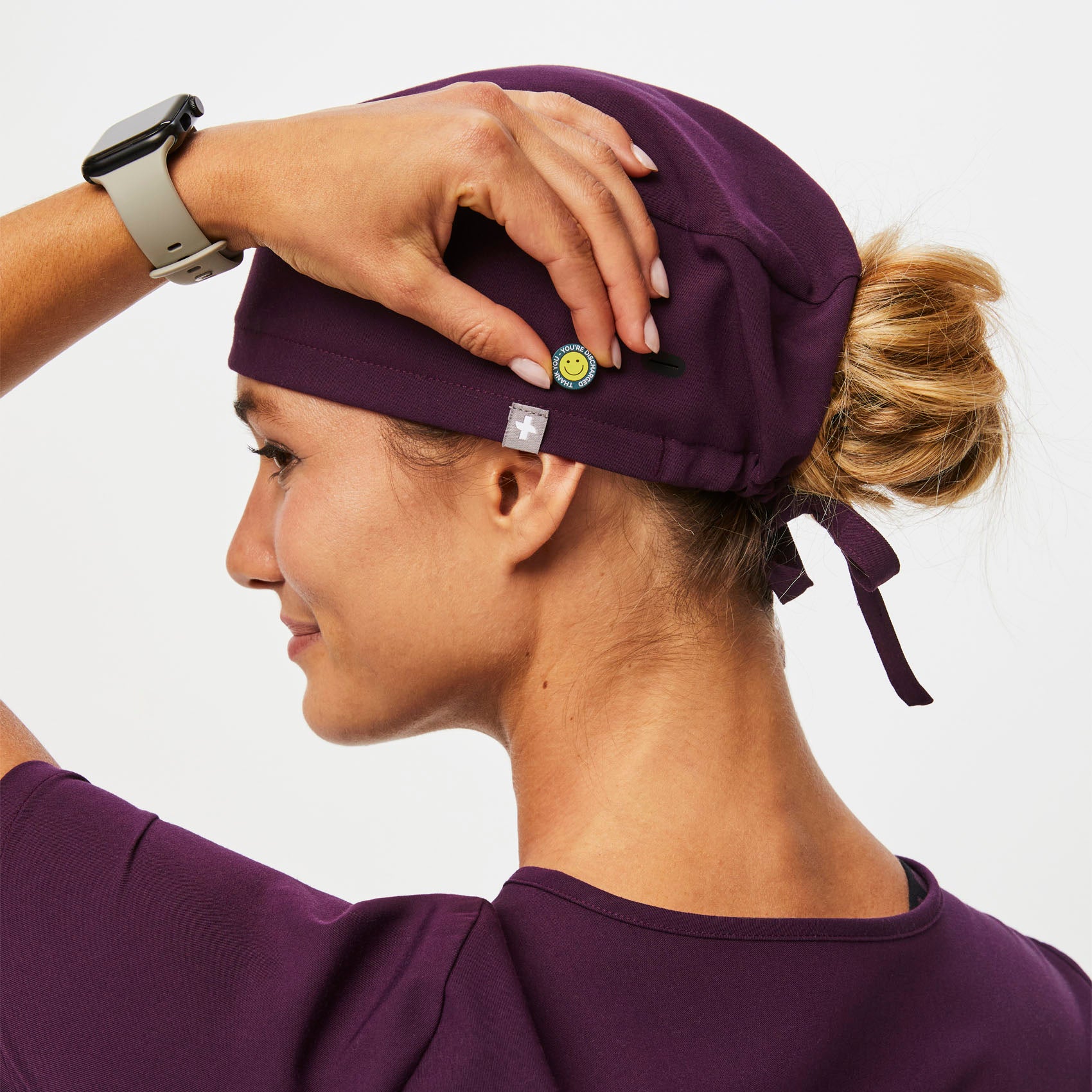 https://cdn.shopify.com/s/files/1/0139/8942/files/Q2_2023_06_DEEP-PURPLE_SCRUB-CAP-BUTTONHOLES_U_MADI_37019.jpg?v=1690222091