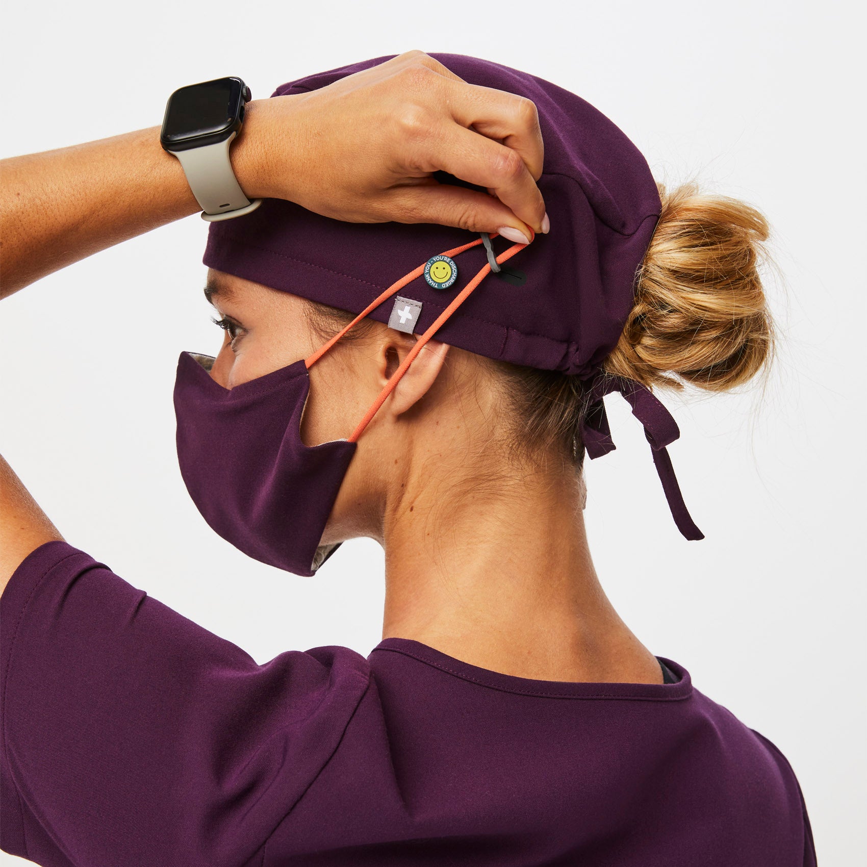 https://cdn.shopify.com/s/files/1/0139/8942/files/Q2_2023_06_DEEP-PURPLE_SCRUB-CAP-BUTTONHOLES_U_MADI_37024.jpg?v=1690222091