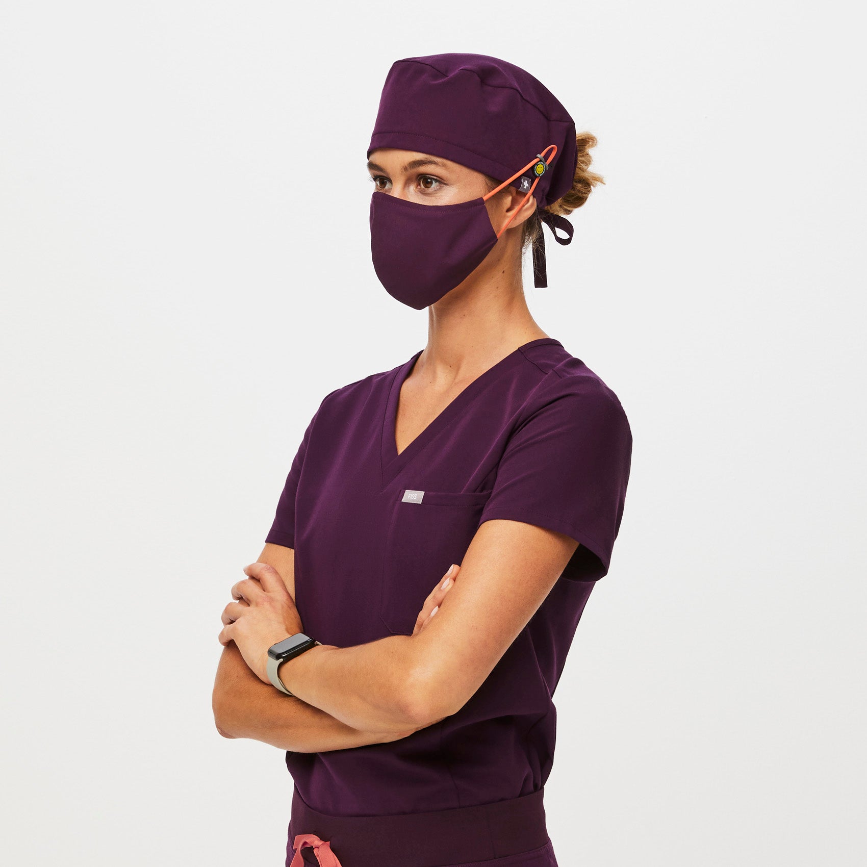 https://cdn.shopify.com/s/files/1/0139/8942/files/Q2_2023_06_DEEP-PURPLE_SCRUB-CAP-BUTTONHOLES_U_MADI_37029.jpg?v=1690222091