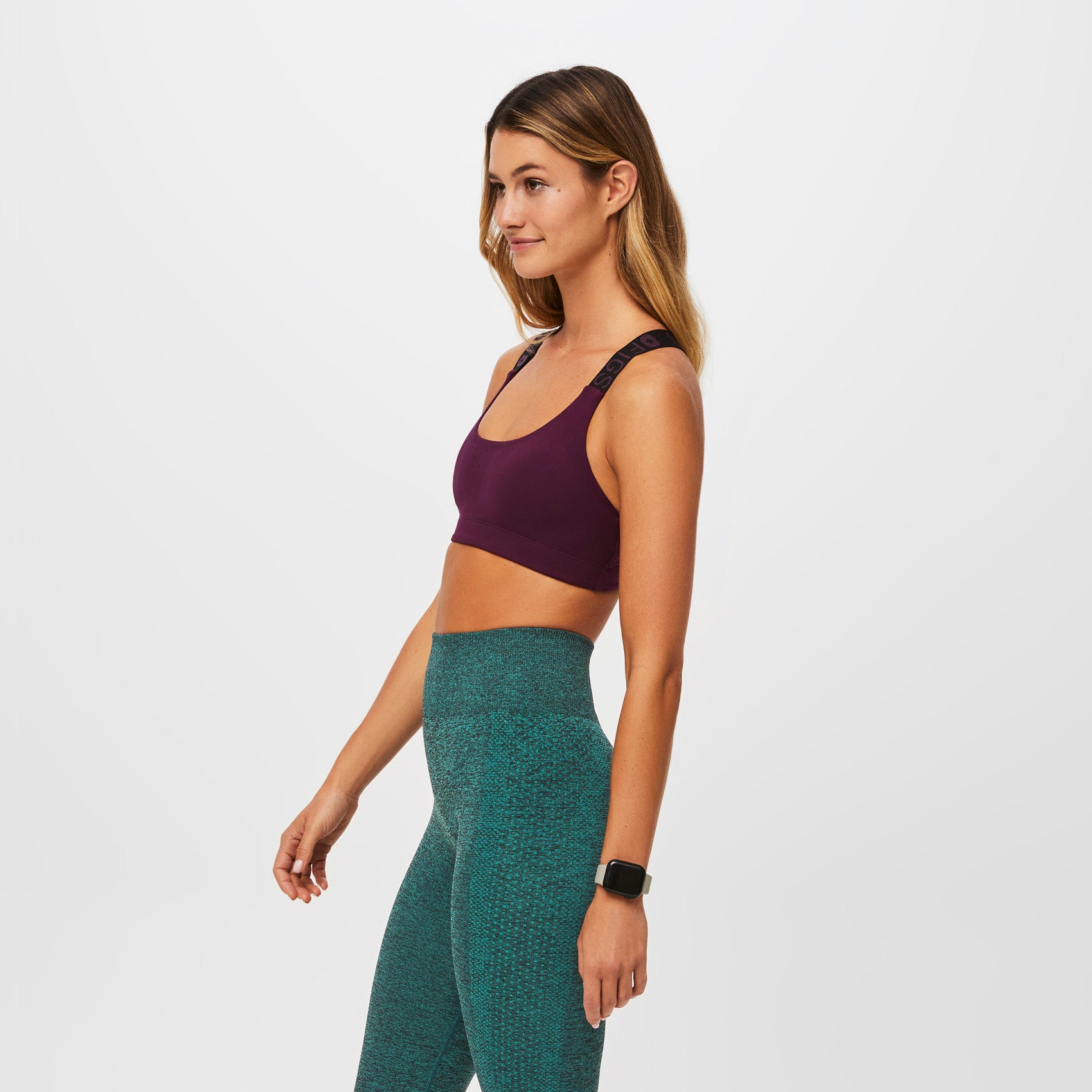 https://cdn.shopify.com/s/files/1/0139/8942/files/Q2_2023_06_DEEP-PURPLE_SPORT-BRA_W_MADI_35776.jpg?v=1690226024