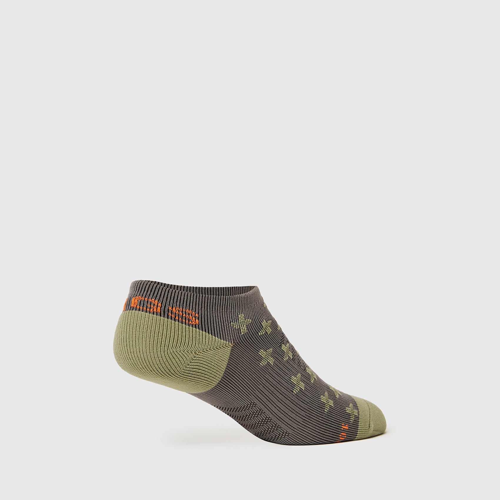 https://cdn.shopify.com/s/files/1/0139/8942/files/Q2_2023_06_GREENFIELD_REPEAT-CROSS-ANKLE-SOCKS_M_GHOST_36299.jpg?v=1689197681