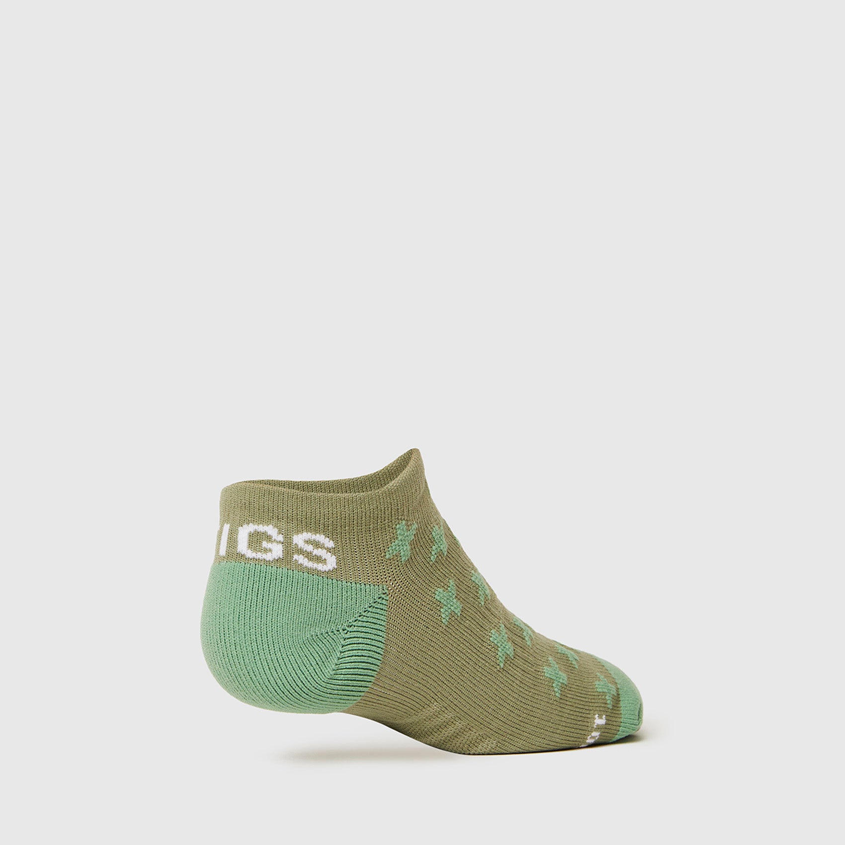 https://cdn.shopify.com/s/files/1/0139/8942/files/Q2_2023_06_GREENFIELD_REPEAT-CROSS-ANKLE-SOCKS_W_GHOST_36269.jpg?v=1689263310