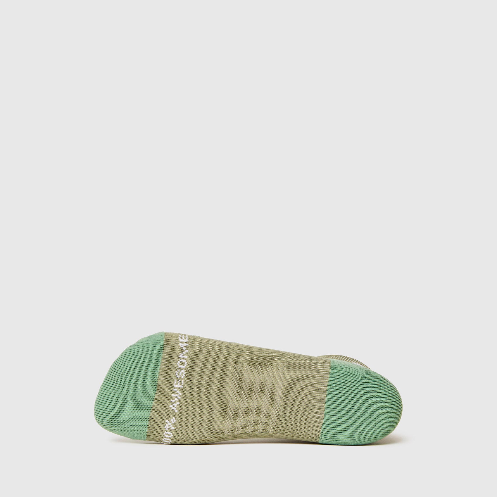 https://cdn.shopify.com/s/files/1/0139/8942/files/Q2_2023_06_GREENFIELD_REPEAT-CROSS-ANKLE-SOCKS_W_GHOST_36271.jpg?v=1689263310