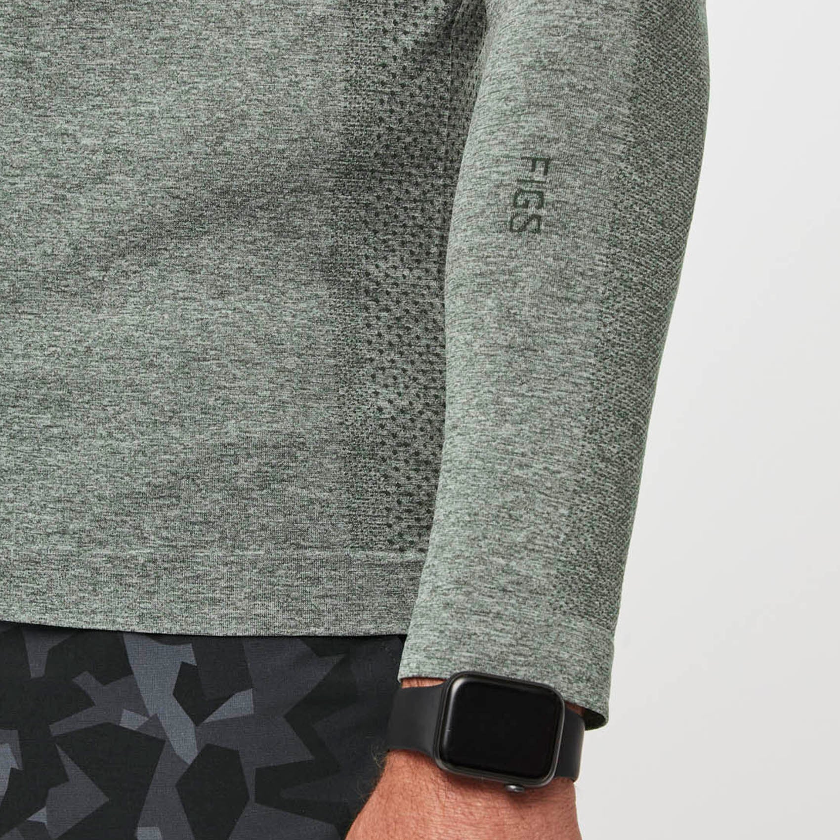https://cdn.shopify.com/s/files/1/0139/8942/files/Q2_2023_06_HEATHERED-BONSAI_MAKATO-SEAMLESS-LONG-SLEEVE-UNDERSCRUB_M_COREY_33260.jpg?v=1692835008