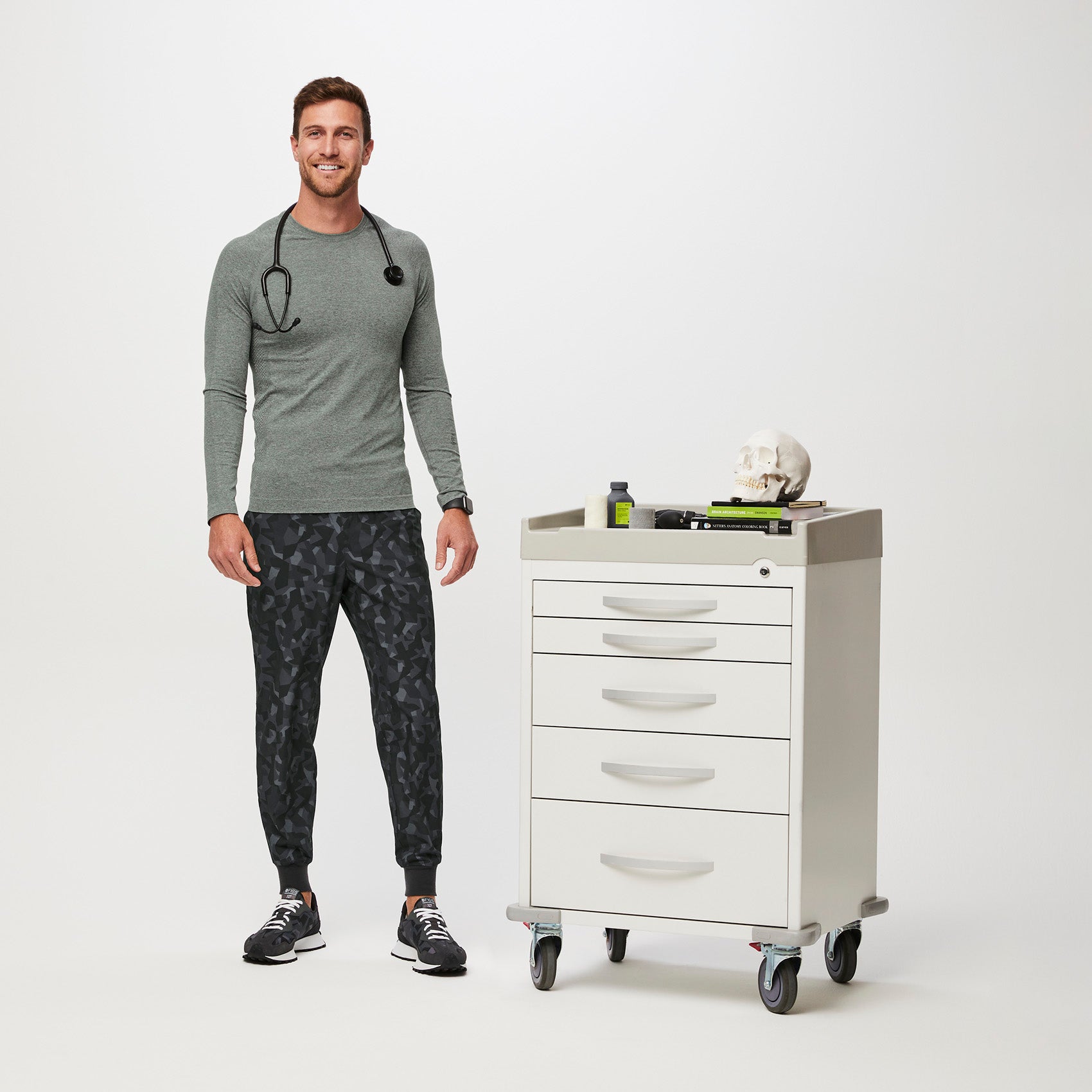 https://cdn.shopify.com/s/files/1/0139/8942/files/Q2_2023_06_HEATHERED-BONSAI_MAKATO-SEAMLESS-LONG-SLEEVE-UNDERSCRUB_M_COREY_33273.jpg?v=1692835008