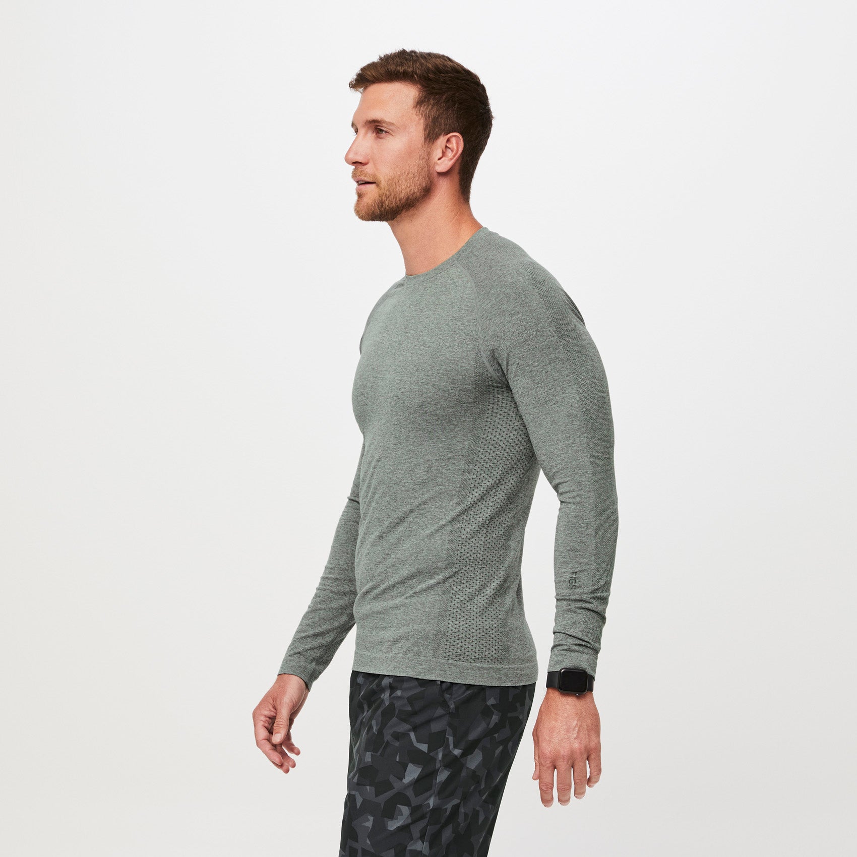 https://cdn.shopify.com/s/files/1/0139/8942/files/Q2_2023_06_HEATHERED-BONSAI_MAKATO-SEAMLESS-LONG-SLEEVE-UNDERSCRUB_M_COREY_33303.jpg?v=1692835008