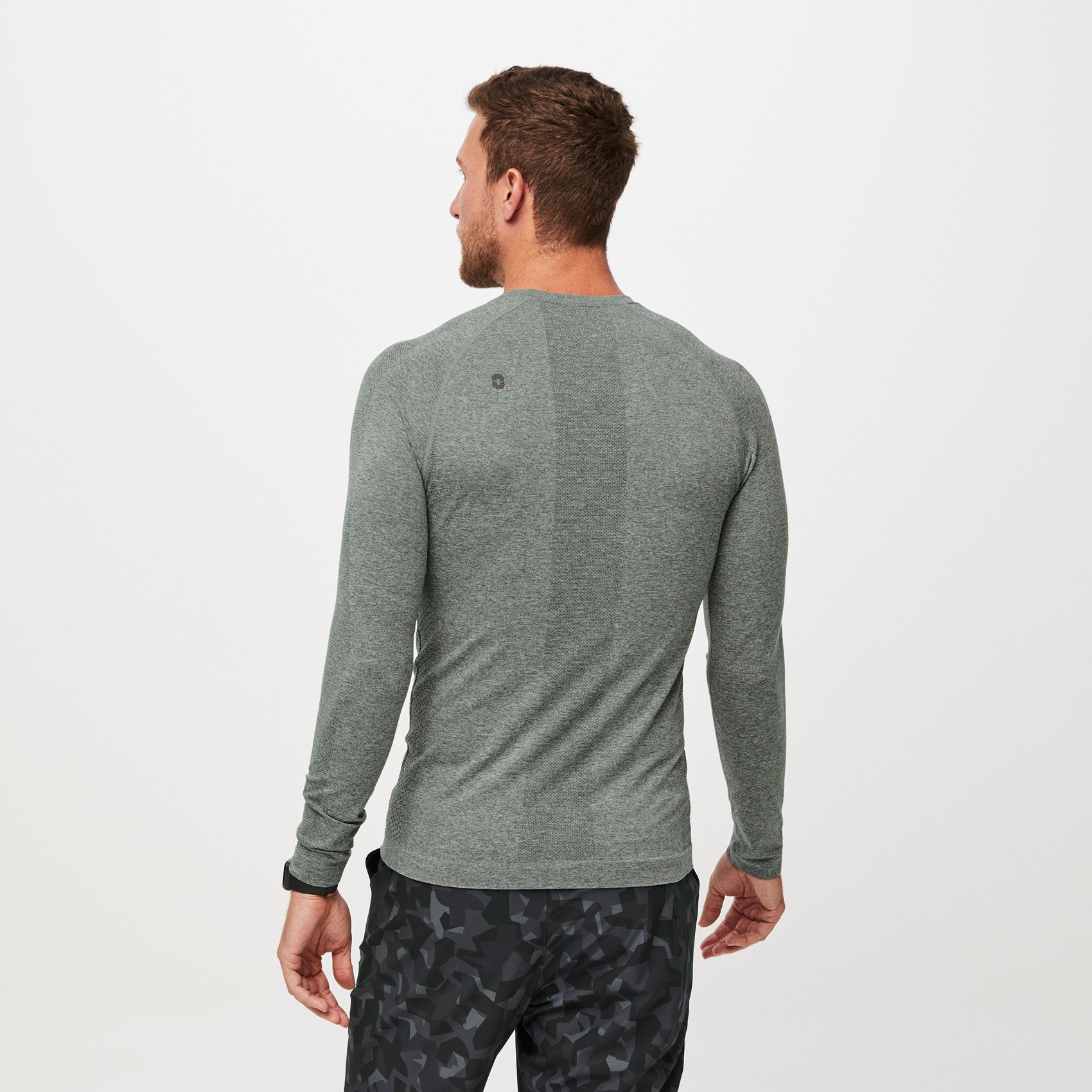 https://cdn.shopify.com/s/files/1/0139/8942/files/Q2_2023_06_HEATHERED-BONSAI_MAKATO-SEAMLESS-LONG-SLEEVE-UNDERSCRUB_M_COREY_33310.jpg?v=1692835008
