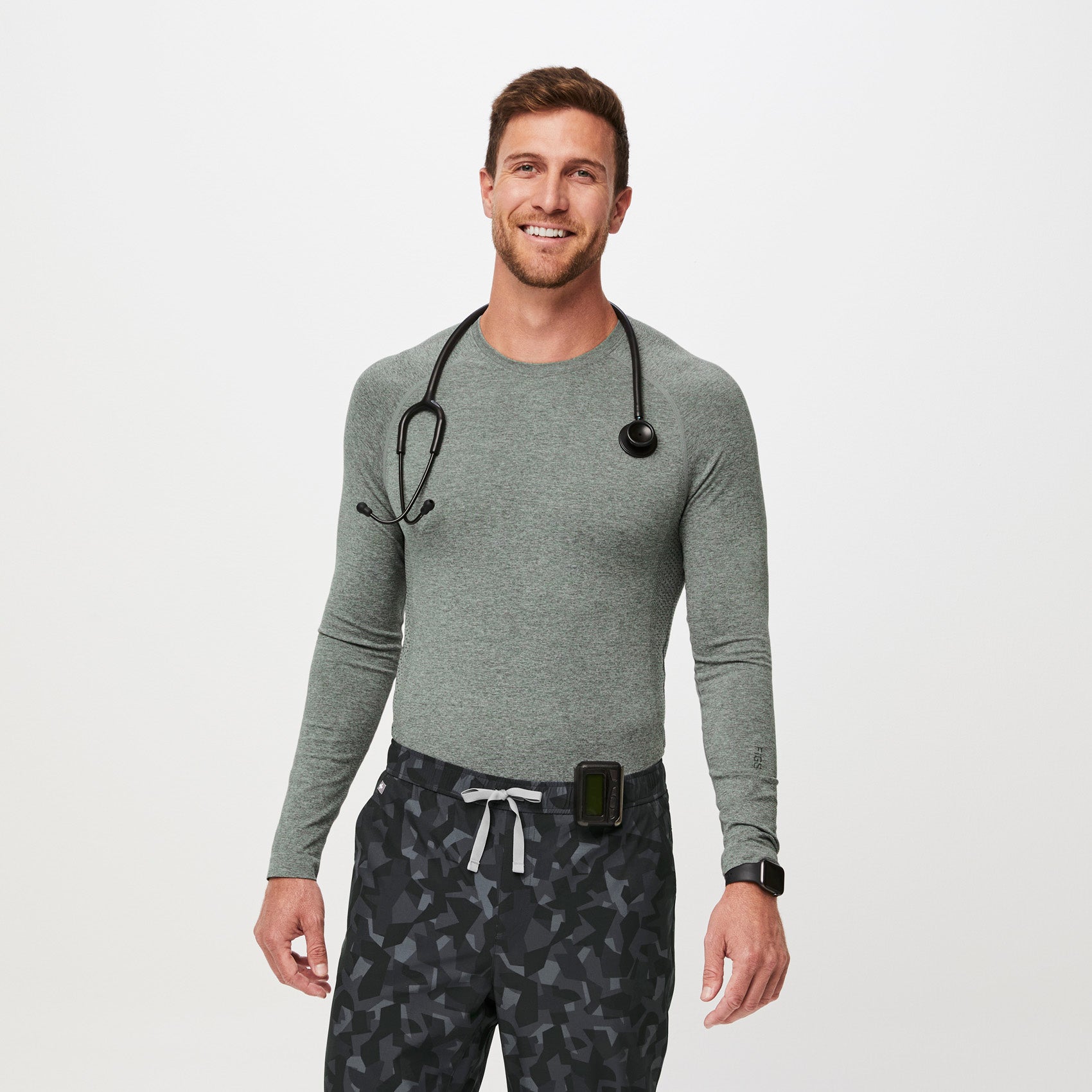 https://cdn.shopify.com/s/files/1/0139/8942/files/Q2_2023_06_HEATHERED-BONSAI_MAKATO-SEAMLESS-LONG-SLEEVE-UNDERSCRUB_M_COREY_33315.jpg?v=1692835008