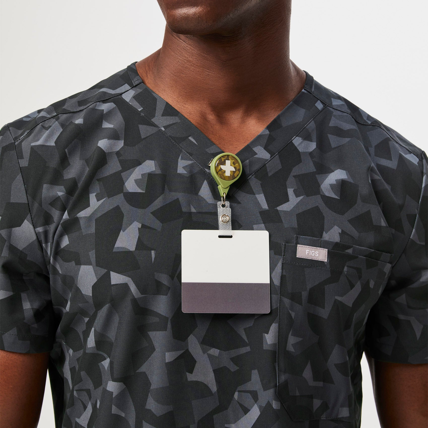 https://cdn.shopify.com/s/files/1/0139/8942/files/Q2_2023_06_MARTINI-OLIVE-CAMO_CAMO-CROSS-BADGE-REEL_U_TERRANCE_35324.jpg?v=1691605035