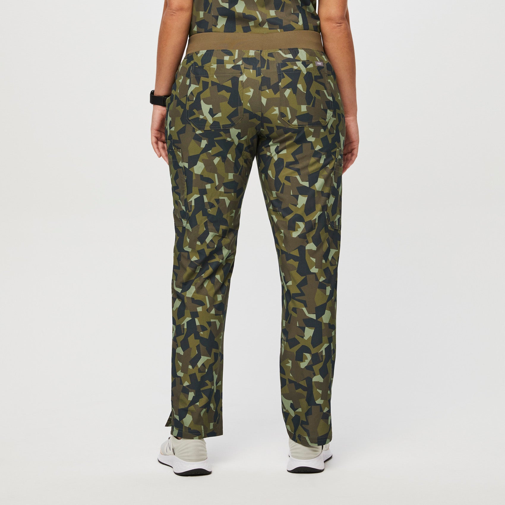 https://cdn.shopify.com/s/files/1/0139/8942/files/Q2_2023_06_MARTINI-OLIVE-CAMO_PRINTED-FREEX-YOLA_W_SALOME_27583_34929f80-af7b-49e8-b46d-8a40a5e50d35.jpg?v=1691615310