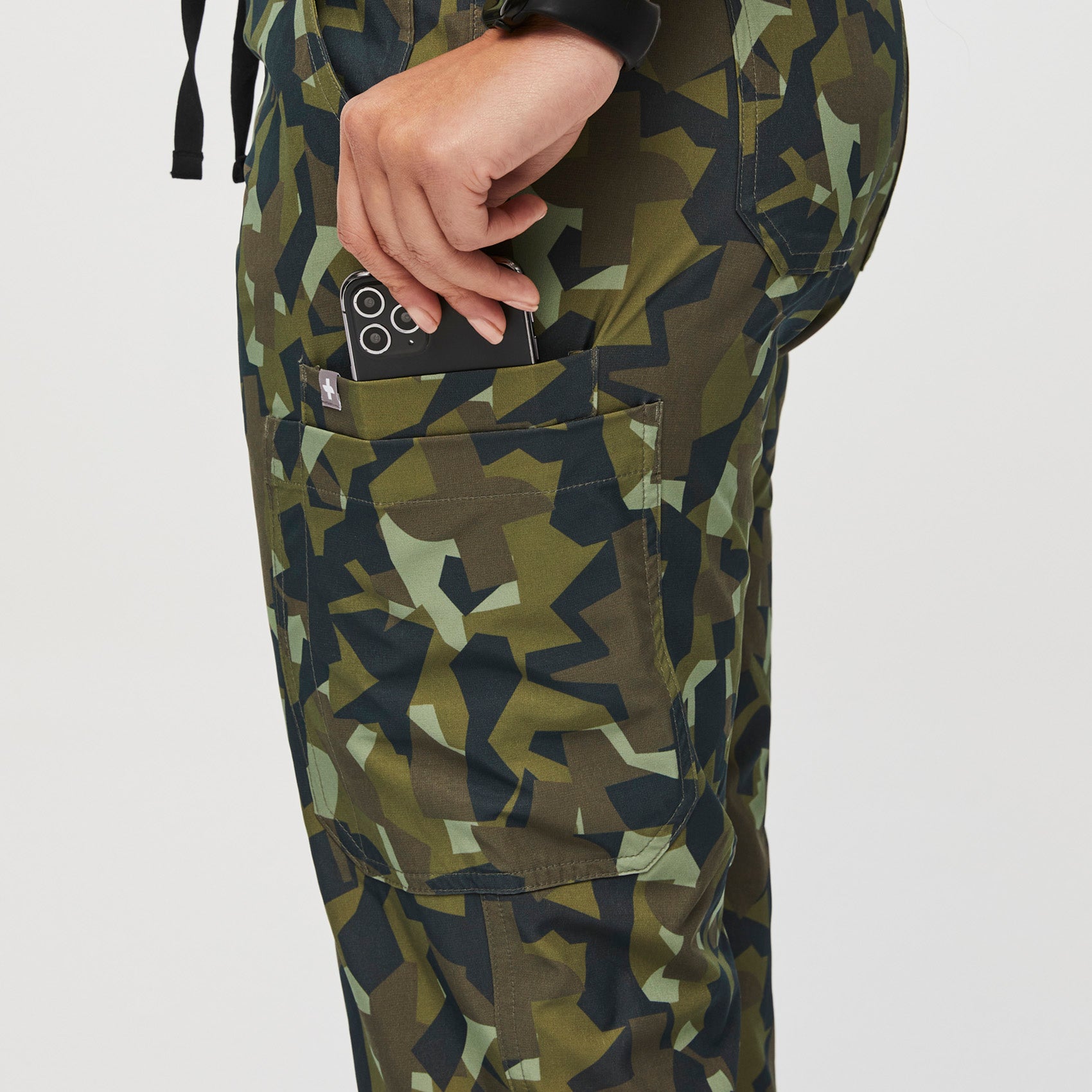 https://cdn.shopify.com/s/files/1/0139/8942/files/Q2_2023_06_MARTINI-OLIVE-CAMO_PRINTED-FREEX-YOLA_W_SALOME_27589_a15fe04c-3768-4837-9970-e4ead5e3399f.jpg?v=1691615319