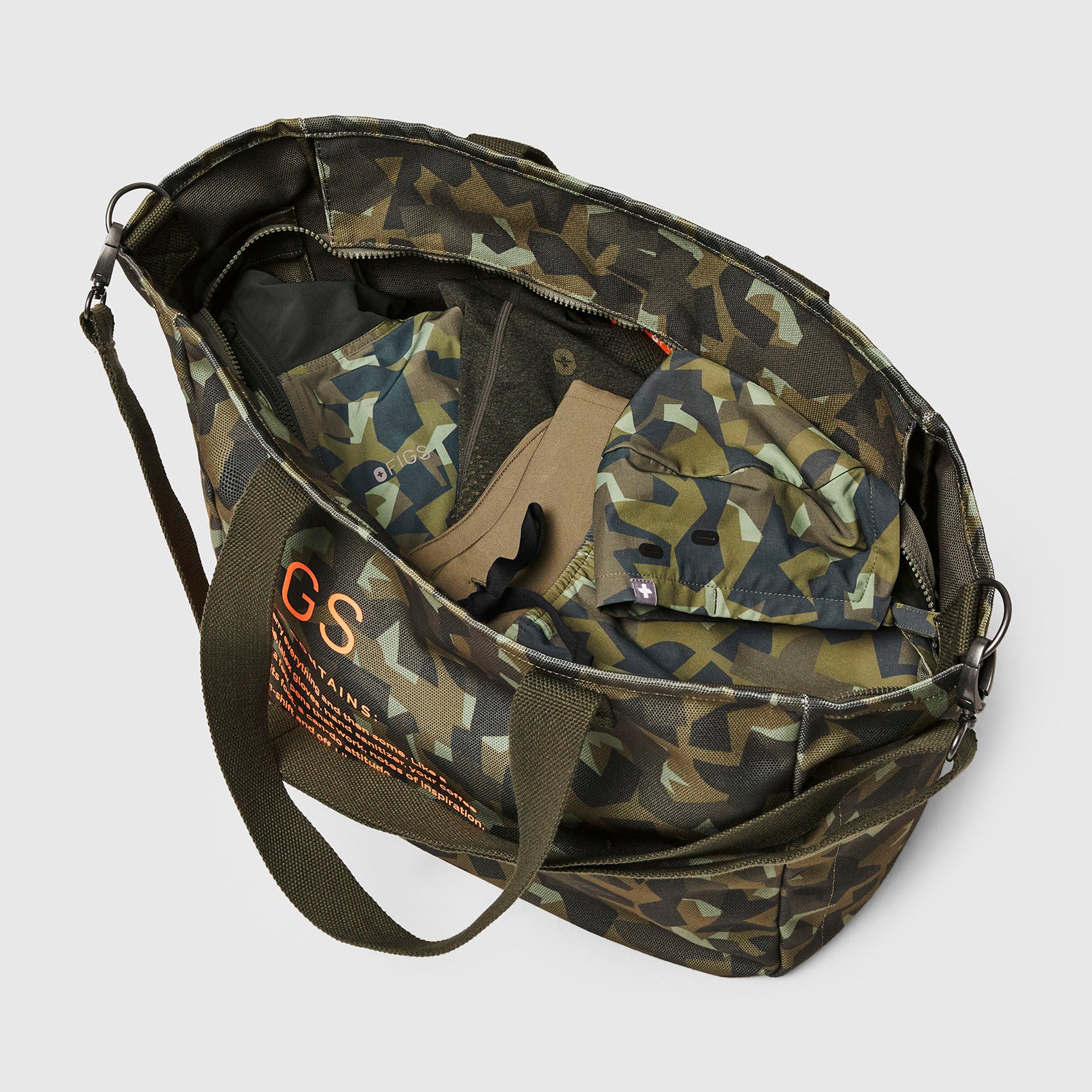 https://cdn.shopify.com/s/files/1/0139/8942/files/Q2_2023_06_MARTINI-OLIVE-CAMO_ZIPPER-TOTE_U_GHOST_26867.jpg?v=1691604692