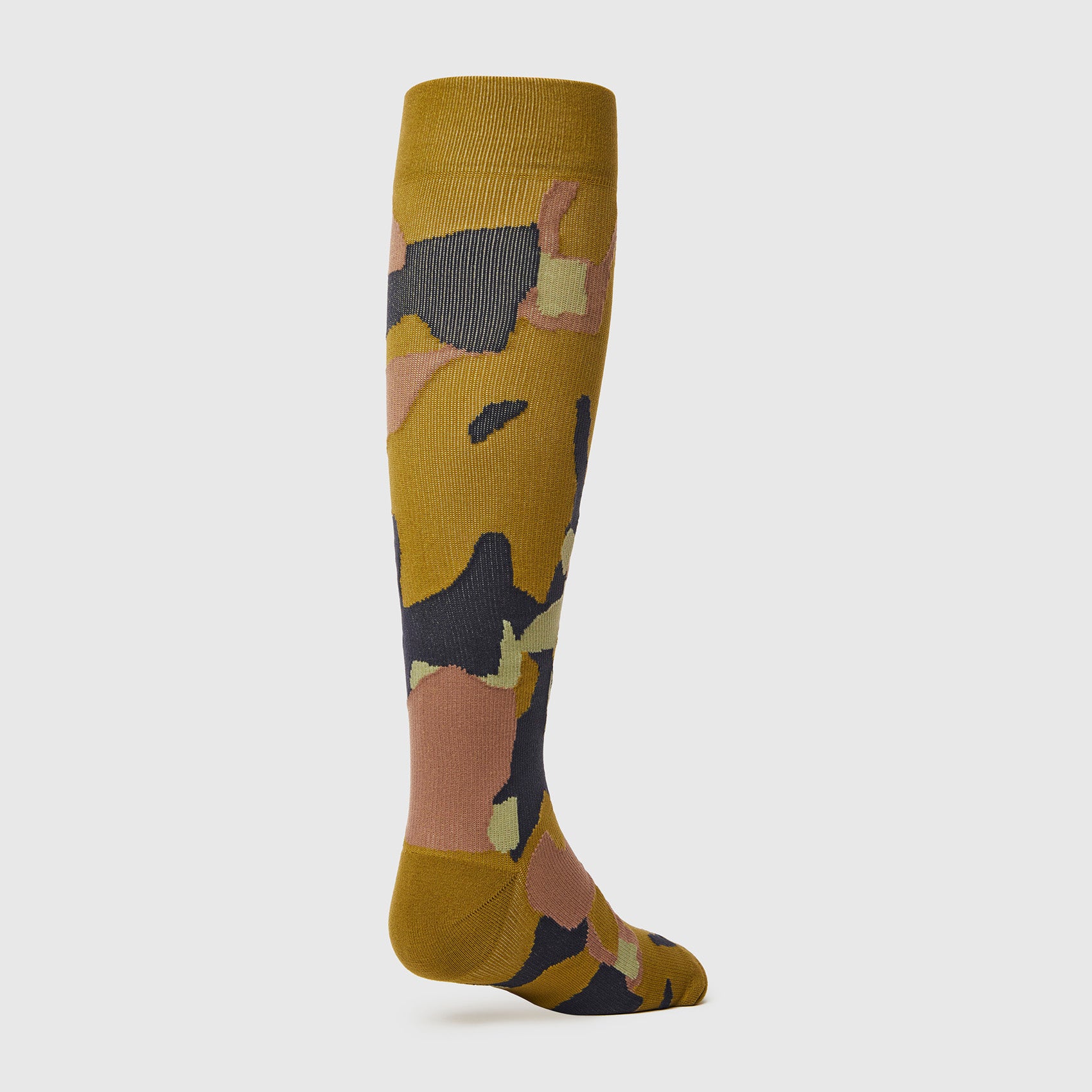https://cdn.shopify.com/s/files/1/0139/8942/files/Q2_2023_06_TRUFFLE_CAMO-COMPRESSION-SOCKS_U_GHOST_26820.jpg?v=1691620318