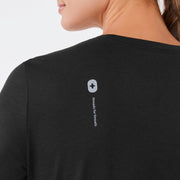 https://cdn.shopify.com/s/files/1/0139/8942/files/Q2_2024_4_BLACK_FIGSLOGOLEFTCHESTSUPERSOFTLS_MADI_2087_c.jpg?v=1716935236