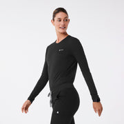 https://cdn.shopify.com/s/files/1/0139/8942/files/Q2_2024_4_BLACK_FIGSLOGOLEFTCHESTSUPERSOFTLS_MADI_2104_c.jpg?v=1716935236