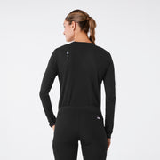 https://cdn.shopify.com/s/files/1/0139/8942/files/Q2_2024_4_BLACK_FIGSLOGOLEFTCHESTSUPERSOFTLS_MADI_2116_c.jpg?v=1716935236