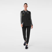 https://cdn.shopify.com/s/files/1/0139/8942/files/Q2_2024_4_BLACK_SCRUBSMOCKTOP_MADI_1675_c.jpg?v=1716447645