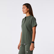https://cdn.shopify.com/s/files/1/0139/8942/files/Q2_2024_5_MOSS_MANILASCRUBTOP_CHARO_052.jpg?v=1715905814