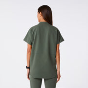 https://cdn.shopify.com/s/files/1/0139/8942/files/Q2_2024_5_MOSS_MANILASCRUBTOP_CHARO_057.jpg?v=1715905814