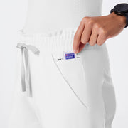 https://cdn.shopify.com/s/files/1/0139/8942/files/Q2_2024_5_OPTICWHITE_HWREGINASLIMJOGGER_CHARO_205_b98a6f6a-aaf6-4689-8e76-16c0a5b48d03.jpg?v=1720545302