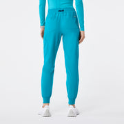 https://cdn.shopify.com/s/files/1/0139/8942/files/Q2_2024_5_TEAL_UMANJOGGER_NATALIE_759.jpg?v=1736361008