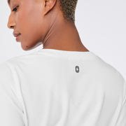 https://cdn.shopify.com/s/files/1/0139/8942/files/Q2_2024_5_WHITE_TEAMUSASCRUBTOP_DEJA_299_new.jpg?v=1721267784
