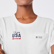 https://cdn.shopify.com/s/files/1/0139/8942/files/Q2_2024_5_WHITE_TEAMUSASCRUBTOP_DEJA_308_new.jpg?v=1721267798
