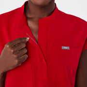 https://cdn.shopify.com/s/files/1/0139/8942/files/Q2_2024_5_WINNINGRED_PAYSONRELAXEDHENLEYTOP_AWA_1812.jpg?v=1720551013