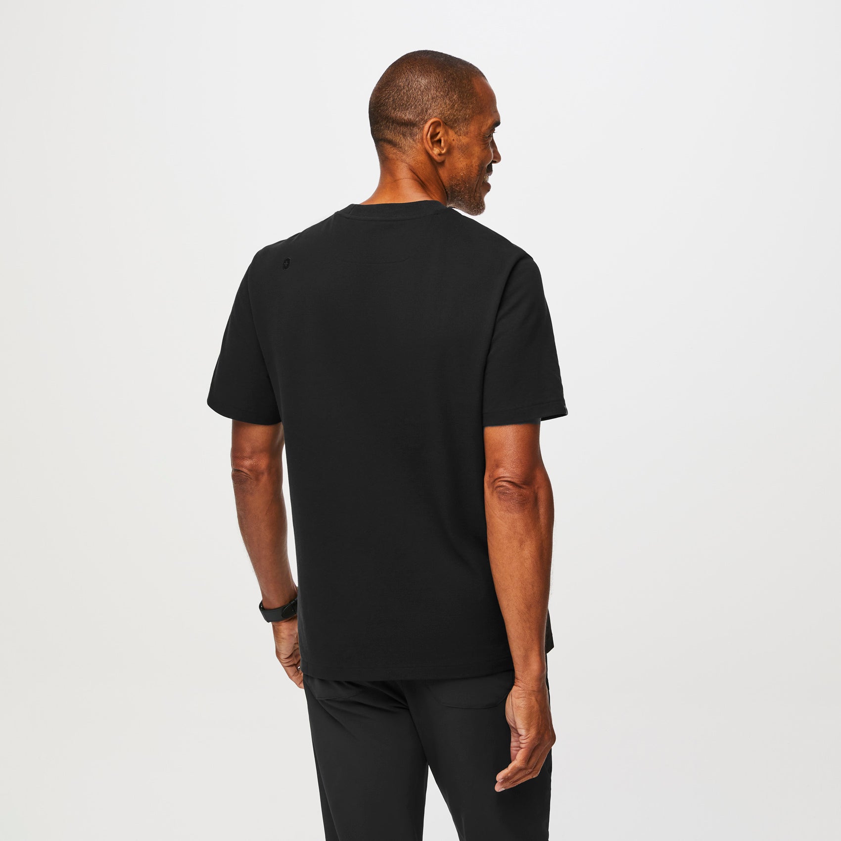 https://cdn.shopify.com/s/files/1/0139/8942/files/Q3_2023_07_BLACK_PRO-MOCK-NECK-SS_TOP_M_RICHARD_11626.jpg?v=1692831118